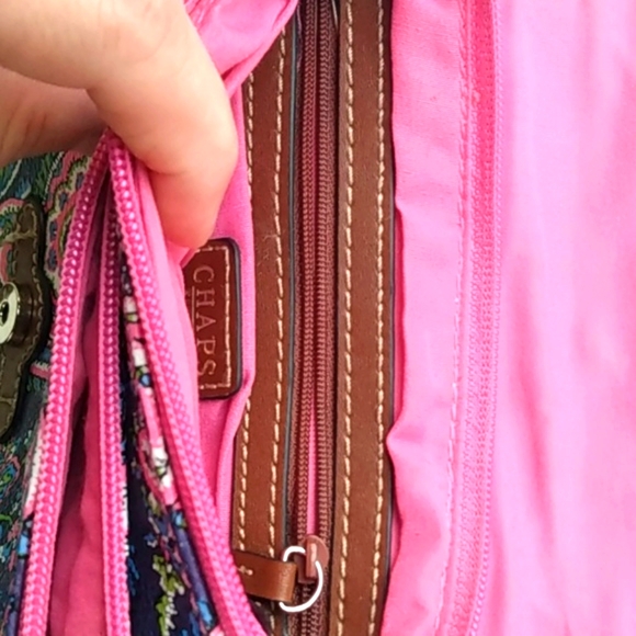 Chaps Great quality  crossbody purse great condition ! - Picture 9 of 14